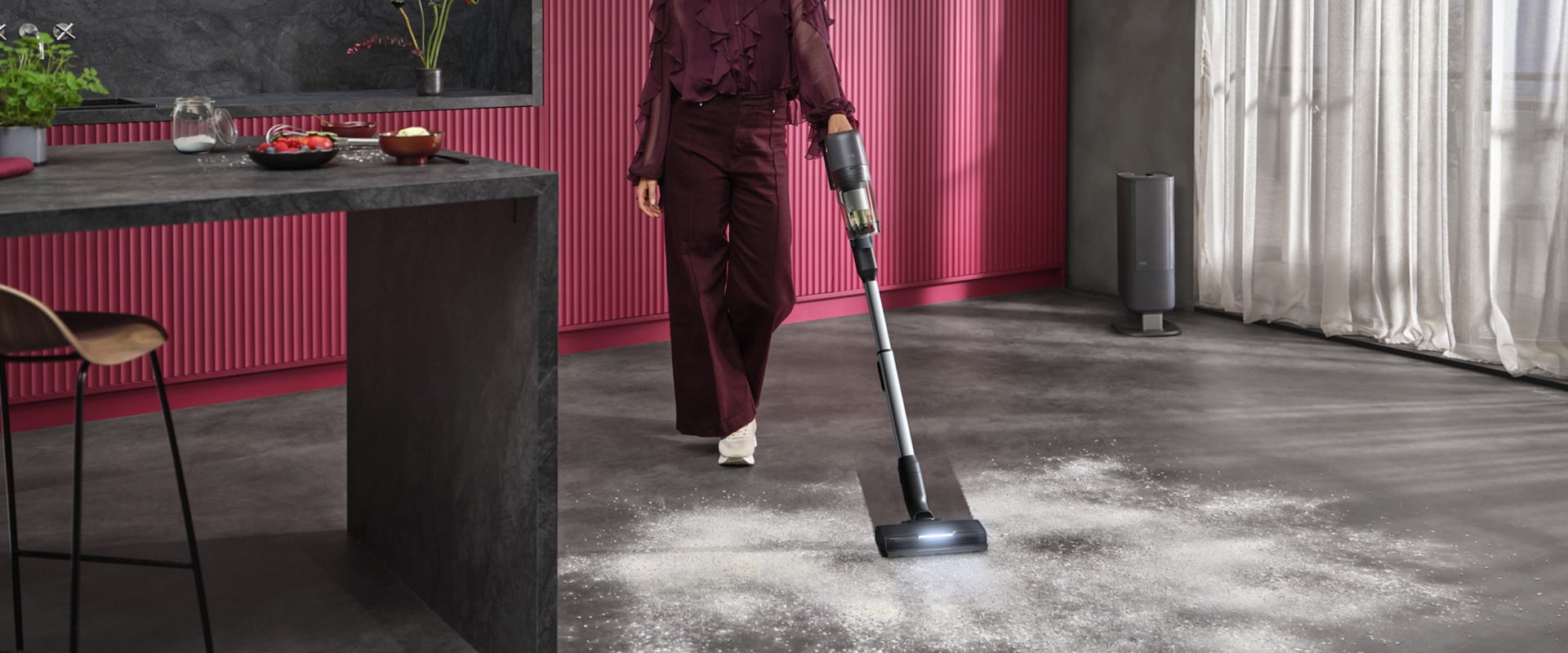 Bodenreinigung in einer modernen Küche mit einem AEG Akku-Staubsauger